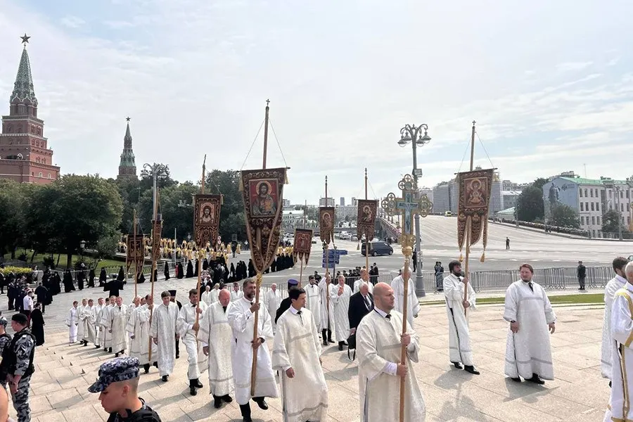 От Успенского собора Кремля к памятнику князю Владимиру прошёл крестный ход; патриарх Кирилл выступил с речью о связи русской цивилизации с православием.