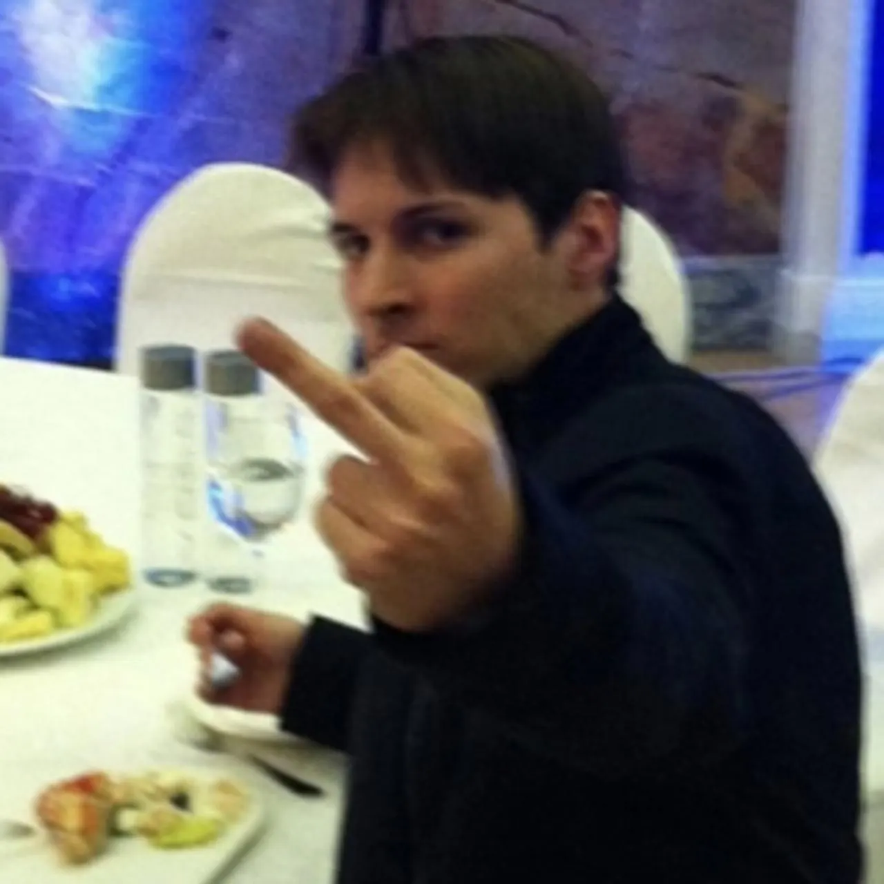 Росфинмониторинг внёс имя основателя Telegram в перечень террористов; обвинения связаны с чат‑ботом «Дайвинчик». Дуров и команда мессенджера отреагировали мемами и архивными снимками.
