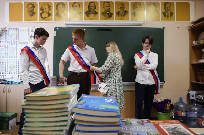 Доля выпускников 9‑х классов, выбирающих колледжи и техникумы, растёт: власти стимулируют этот переход, но он связан с трудностями поступления в вузы и риском досрочной службы для молодых мужчин.