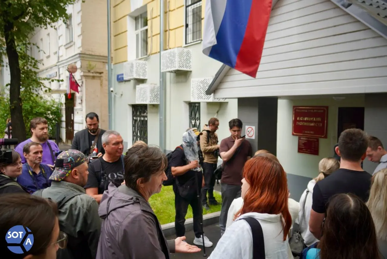 В Гагаринском районном суде Москвы прокуратура просит вернуть блогерше домашний арест. Суд отложил решение после исследования медицинских документов, процесс продолжается.