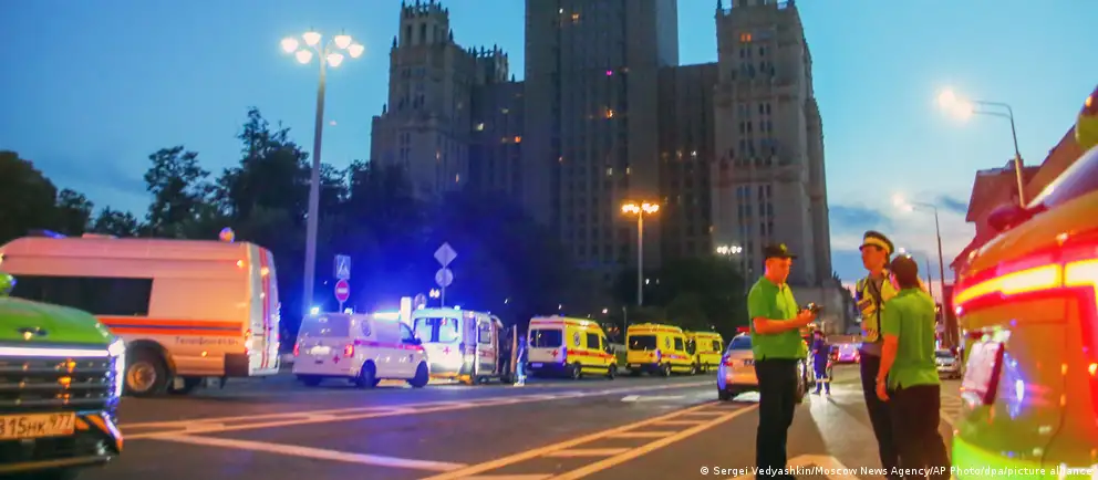 В центре Москвы у ресторана произошёл взрыв во время частного мероприятия. Появились версии о покушении на главкома ВКС; по предварительным данным погибли несколько человек, десятки ранены. Следствие рассматривает версию теракта.
