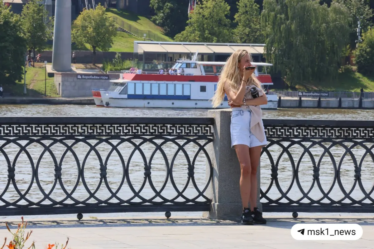 В столице 31°C; на ближайшие дни ожидается жара без осадков, но во второй половине дня синоптики прогнозируют грозу с дождём. Фоторепортаж с отдыхающими москвичами.