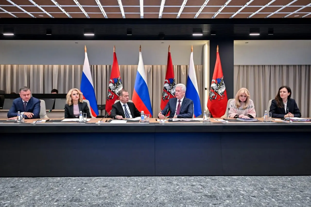 Новая система учёта мигрантов внедрена в городе и включает сбор биометрических данных и ДНК; с 2025 года появилась передача геолокации через приложение «Амина» для сотрудников правоохранительных органов.