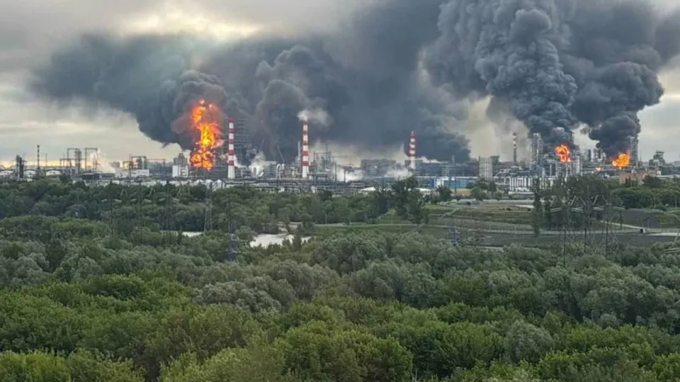 Украина заявила о расширении дальних операций в ответ на атаки России; Россия фиксирует удары по энергетической инфраструктуре и их последствия для нефтепереработки, что влияет на региональную безопасность и мировой рынок топлива.