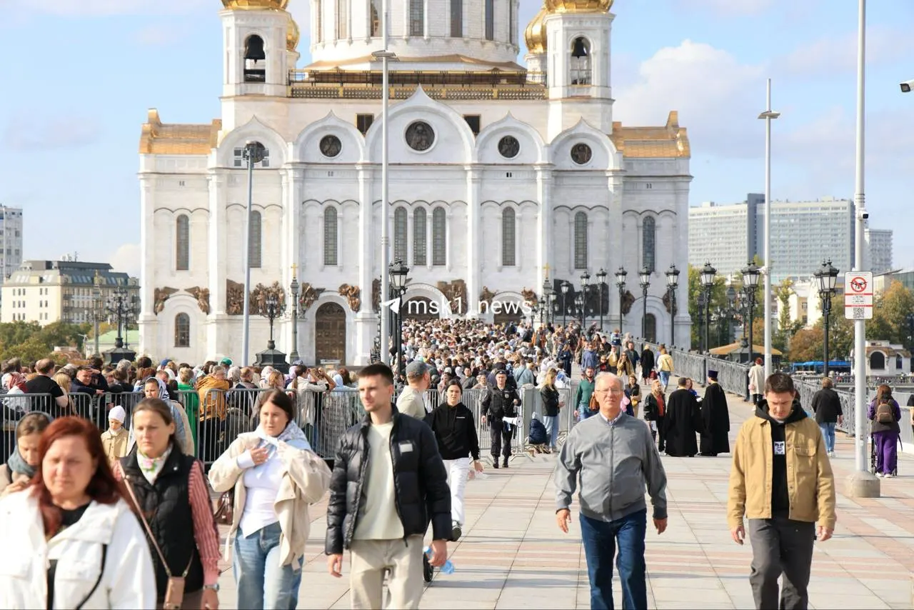 В Москве продолжается длинная очередь к мощам святителя Спиридона у Храма Христа Спасителя. Ожидание составляет примерно семь часов.