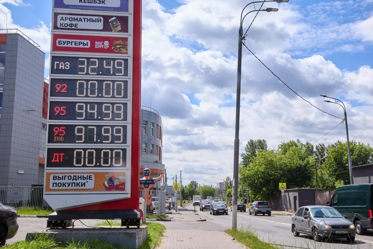 ФАС зафиксировала рост числа претензий к продавцам топлива на фоне кризиса цен; в отдельных регионах зафиксировано значительное удорожание на независимых АЗС.