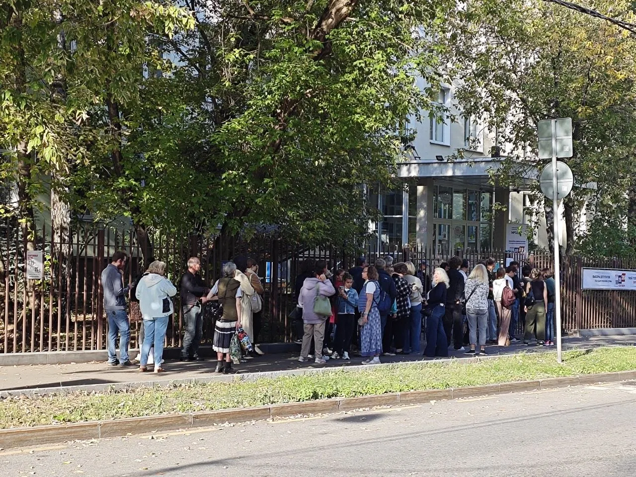 Сообщения о очередях, ограничениях и давлении на работников бюджетной сферы, а также о сбоях ДЭГ и списках избирателей.