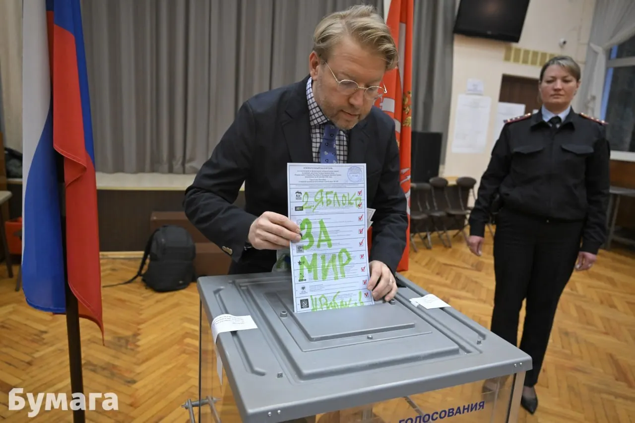 Граждане в Москве, Санкт-Петербурге, Калининграде и Белгородской области зафиксировали надписи на бюллетенях с призывами к миру и прекращению войны, отражающие протестное настроение.