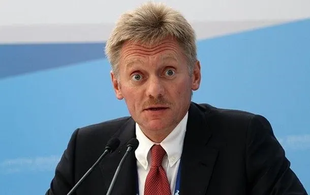 Песков заявил, что в РФ не принято ограничивать доступ журналистов и Москва не вмешивается в работу СМИ за пределами страны, в отличие от США.