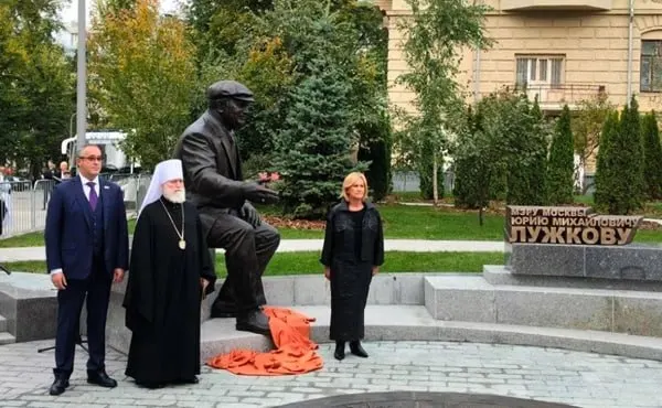 Памятник отлит из бронзы и открыт в день 90-летия рождения Юрия Лужкова; автор скульптор Салават Щербаков.