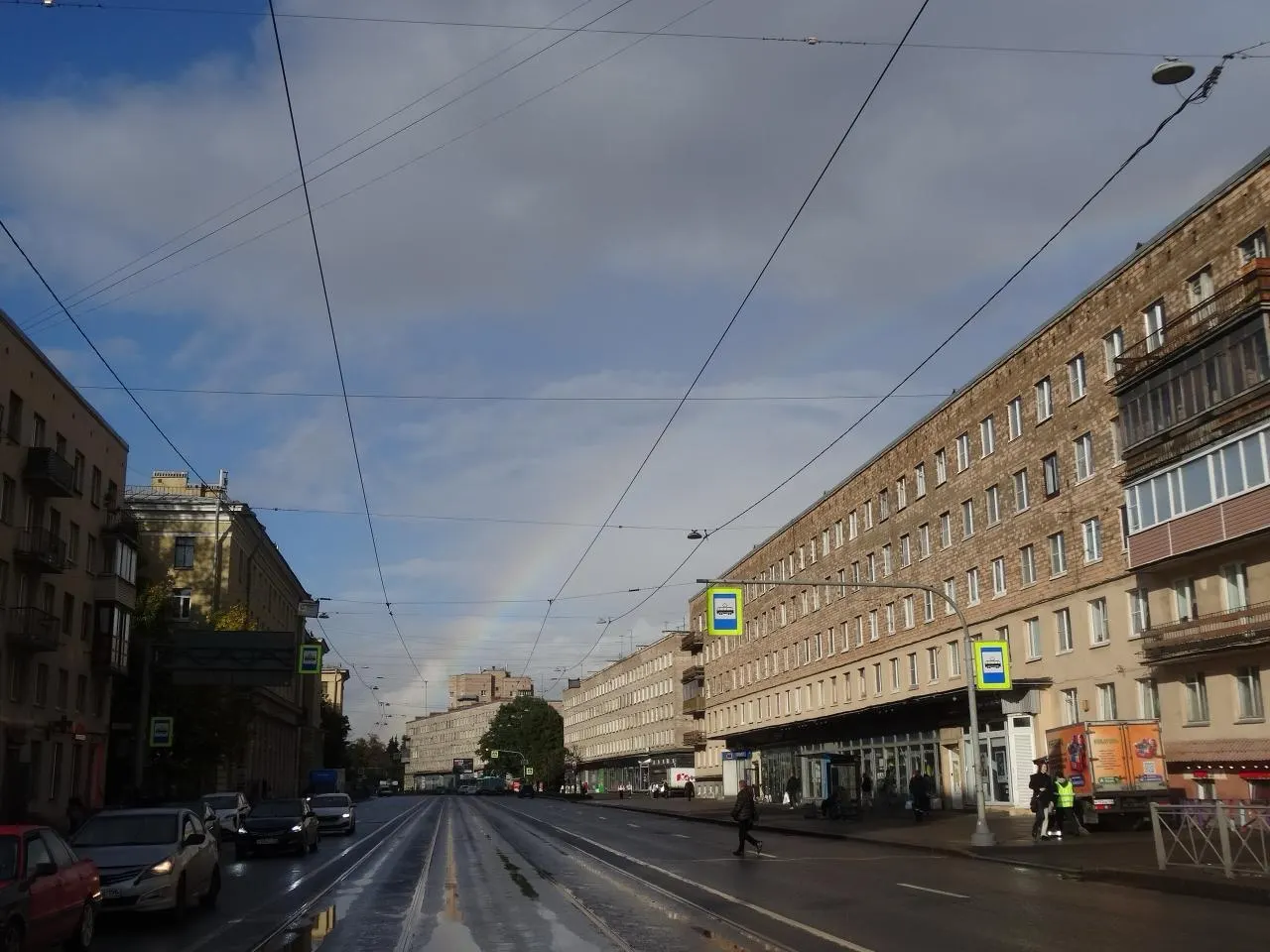 Короткая сводка: радуга над городом, туман, ДТП у Ульяновки, падение на путях станции метро, попытка голосовать без регистрации и новые удары по регионам, есть погибшие.