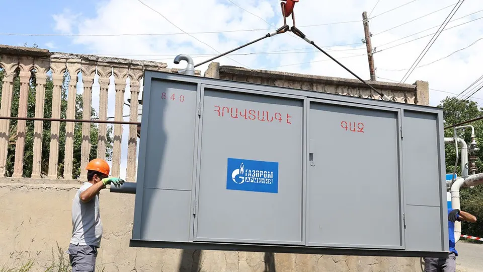 Москва потребовала от Еревана выполнить четыре требования и предупредила о полном прекращении поставок газа в Армению в случае несогласия. Обсуждались вопросы военной базы и выбора между ЕАЭС и ЕС; продолжение следует.