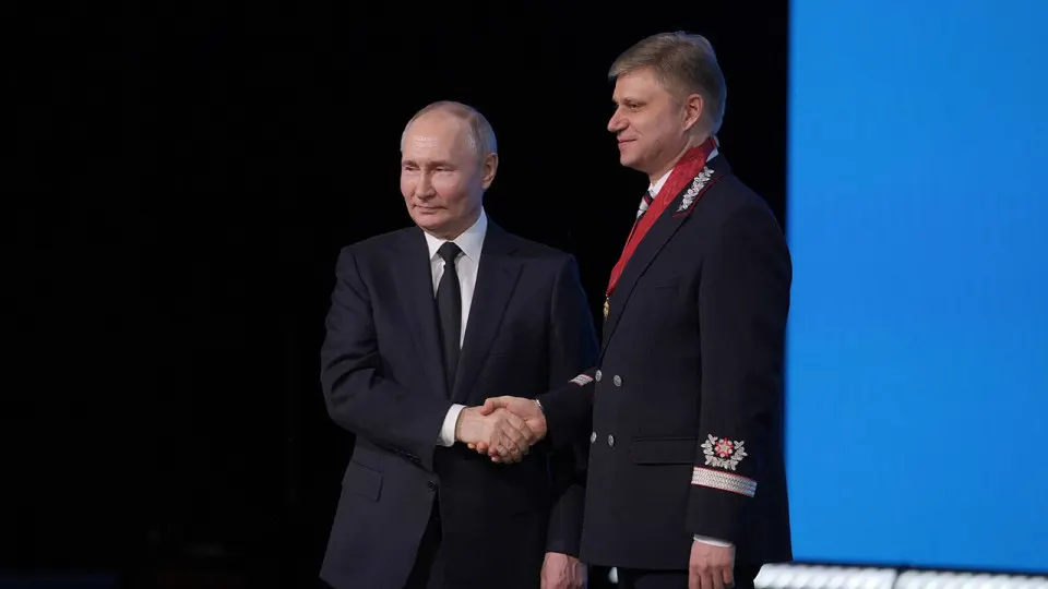Расследование выявляет давние связи руководства крупнейшей госжелезнодорожной компании с влиятельными лицами, спорные сделки и рост личных активов.