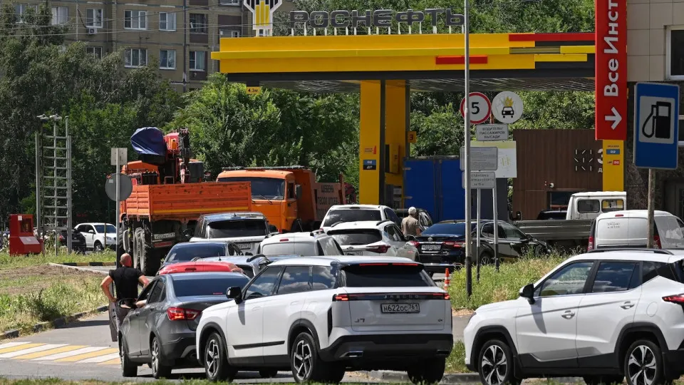 Удары по нефтеперерабатывающим заводам рядом с Москвой вызвали перебои с топливом и очереди на АЗС в Калужской области и соседних регионах.
