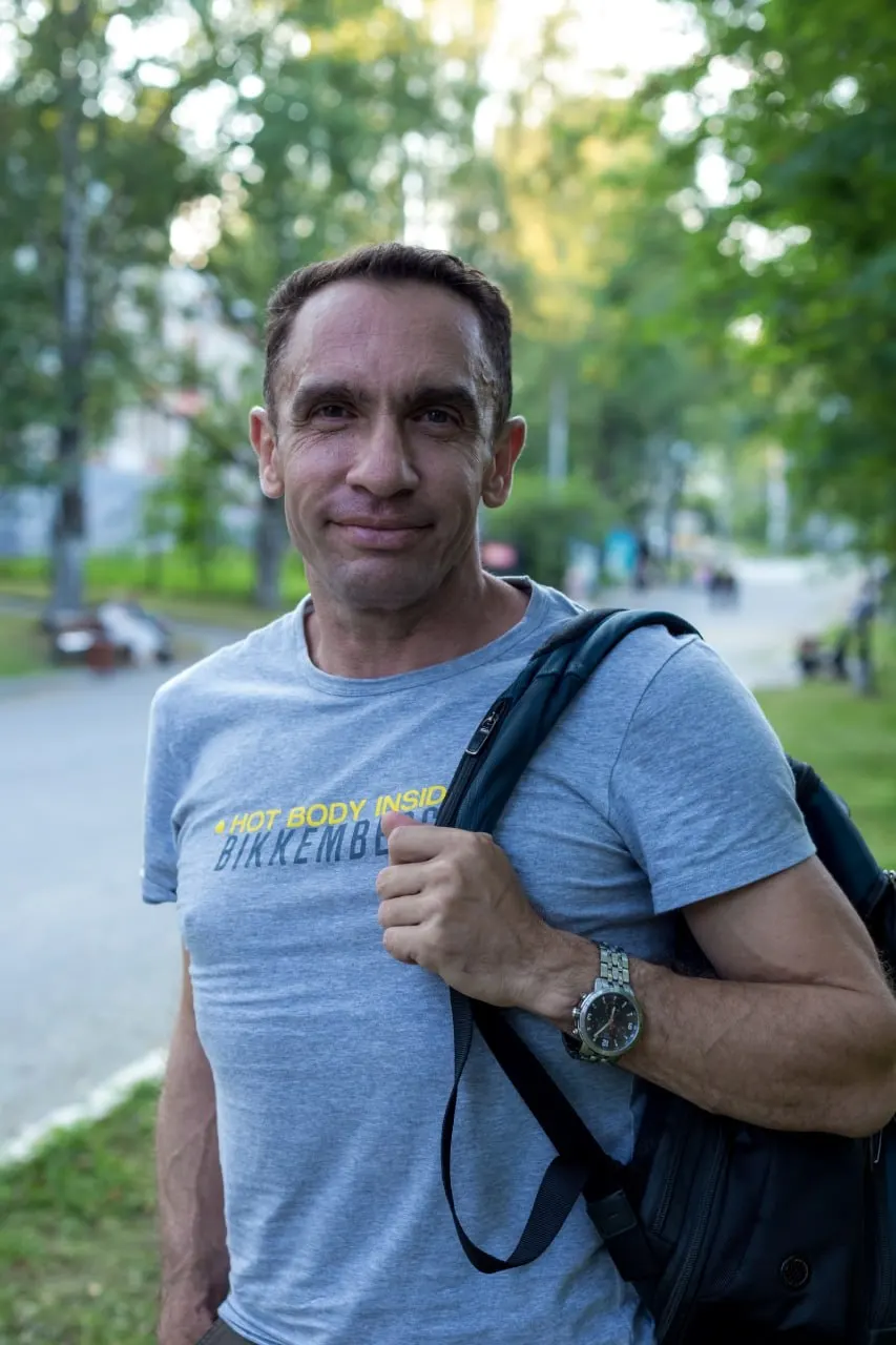 Политолог Александр Кынёв находится в медико-санитарной части ФСИН Москвы после задержания. У него диагностированы переломы голени и другие травмы; по данным правозащитников, задержание сопровождалось насилием. В ГУ ФСИН Москвы начали проверку.