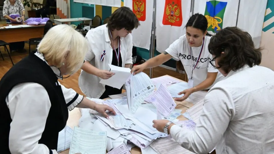 ЦИК до сих пор не обнародовал окончательные данные по голосованию в ряде регионов и аннексированных территориях, что вызывает дискуссии об истинной явке и партийном раскладе.