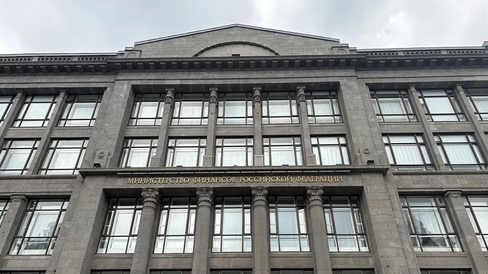 Минфин формирует бюджет с учетом порога цены на нефть в $50 за баррель; сверх базового уровня нефтегазовые доходы направляются в Фонд национального благосостояния. Обсуждаются дефицит, расходы и роль ФНБ в финансировании инфраструктуры.