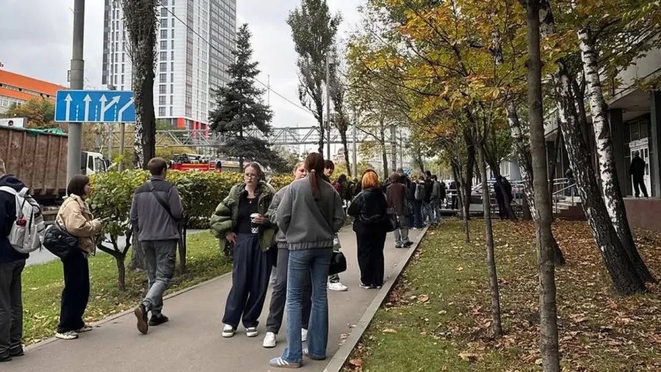 В столице прошли массовые эвакуации в вузах из-за тревоги об угрозе. Учебные корпуса и общежития временно опустели; проверки продолжаются.