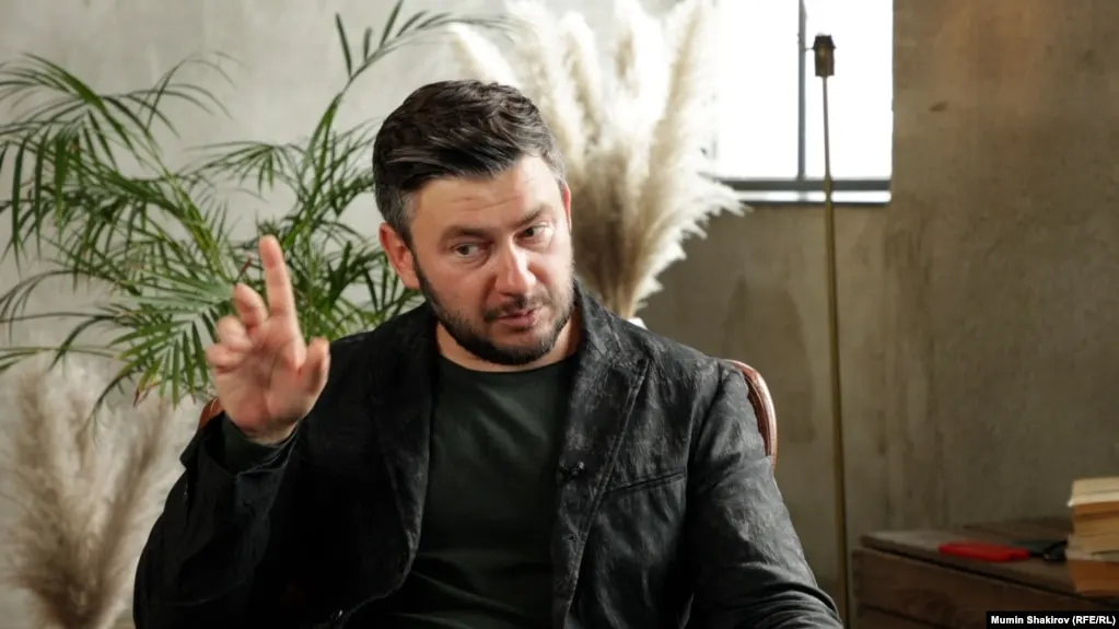 Роман вызвал бурю споров и отзывов: от восхищения до обвинений в пропаганде, поднимая вопросы конформизма, власти и роли интеллигенции.