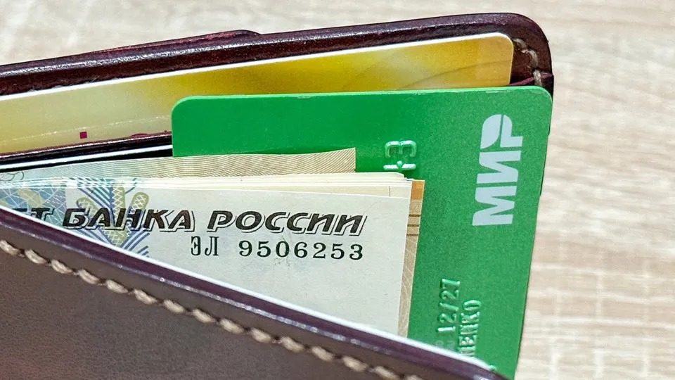 Аналитика показывает снижение требований к окладам, сохраняются региональные различия, а экономика постепенно выравнивает темпы роста — рынок труда становится более консервативным.
