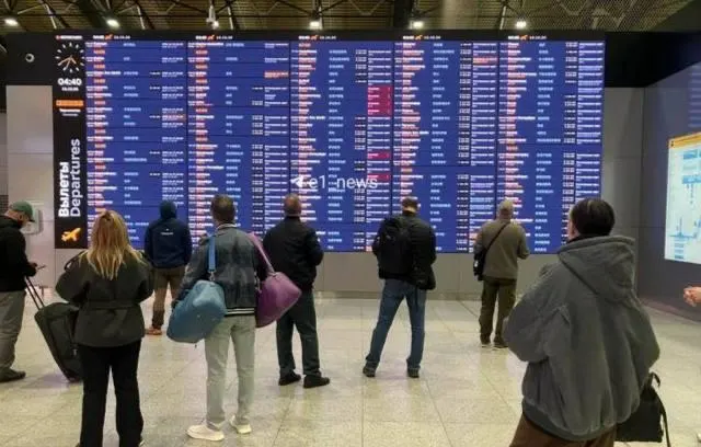 Из-за ограничений на воздушное пространство задерживаются рейсы в Екатеринбург; пассажиры сообщают о задержках и переносят вылеты в Екатеринбург, Уфу и Пермь на несколько часов.