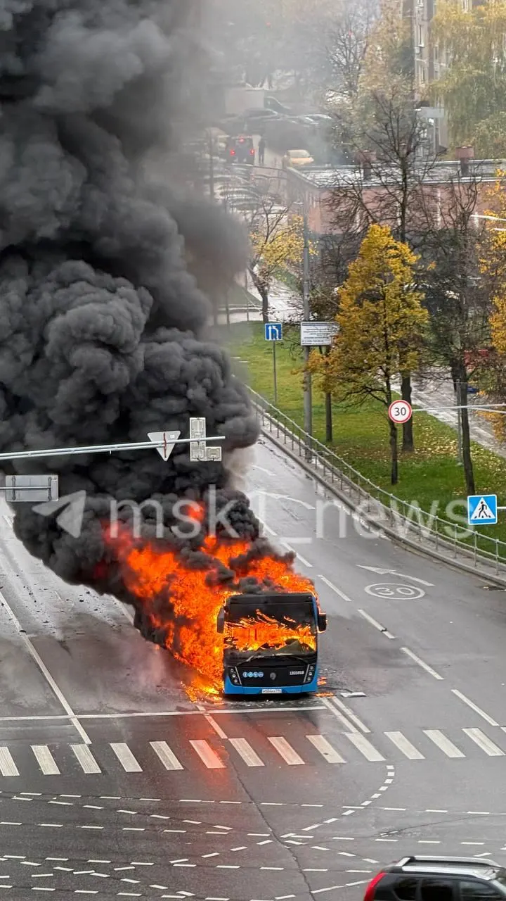 Горит автобус в Очаково-Матвеевском районе Москвы — на месте работают пожарные; есть кадры тушения.