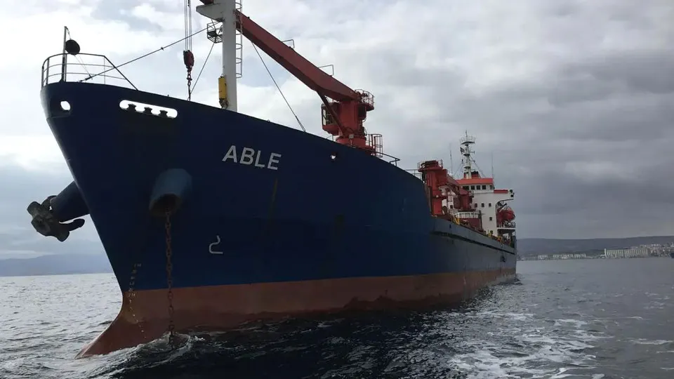 В Черном море близ Болгарии два коммерческих судна подверглись атаке беспилотников; одно затонуло, экипажи спасены. Расследование продолжается.