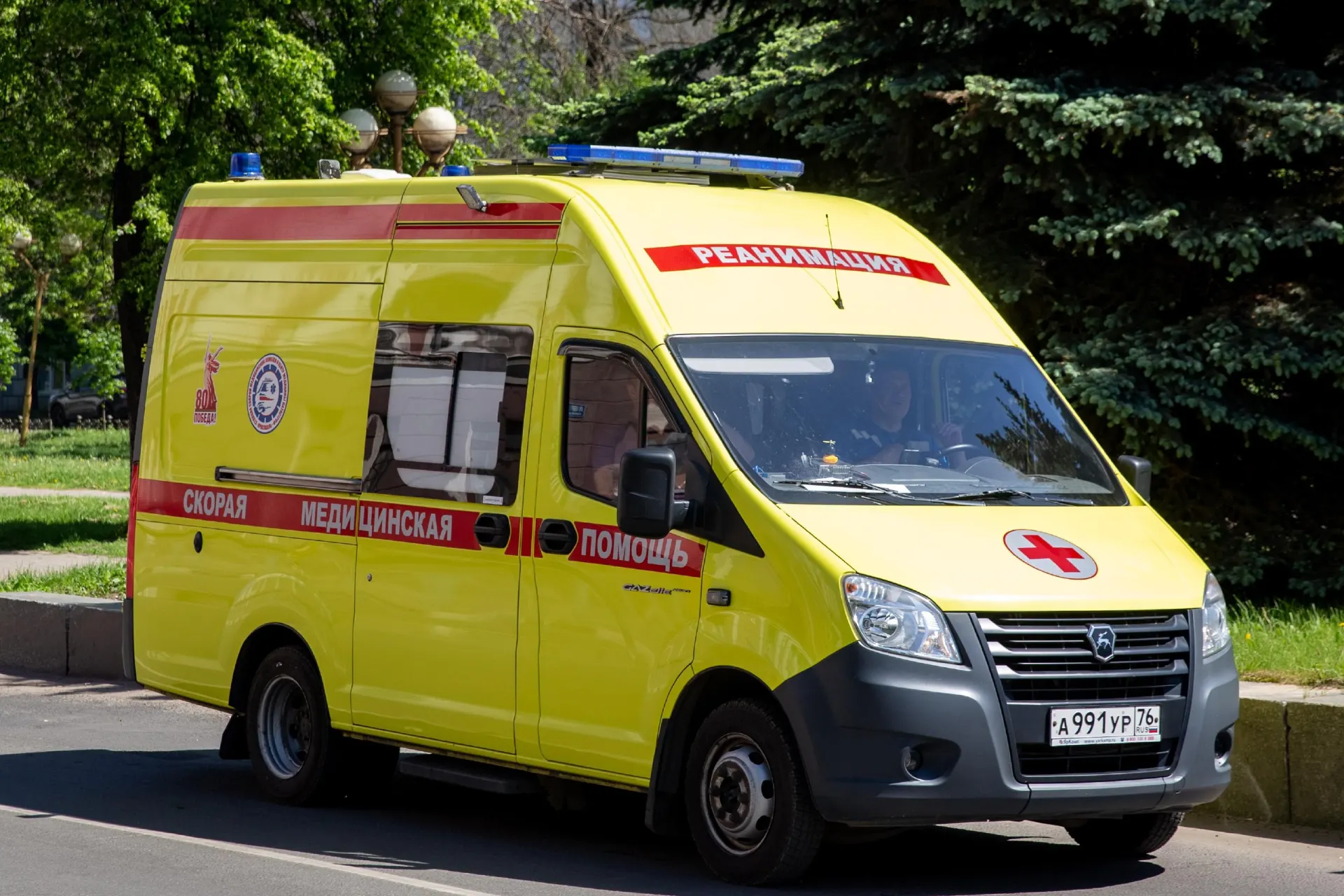 Подмосковье подверглось удару: загорелись автомобили, повреждён дом, погиб один человек; аэропорты временно закрыты.