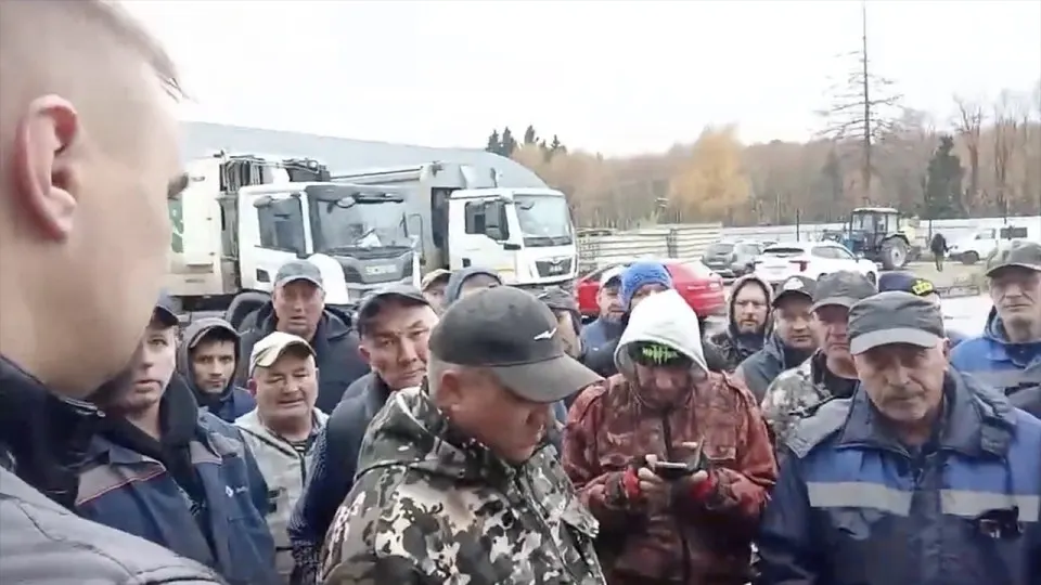 Водители и грузчики московского оператора вывоза ТКО «Эколайф» устроили забастовку, требуя повышения окладов; задержки вывоза мусора в Сергиев Посаде и Дмитрове.