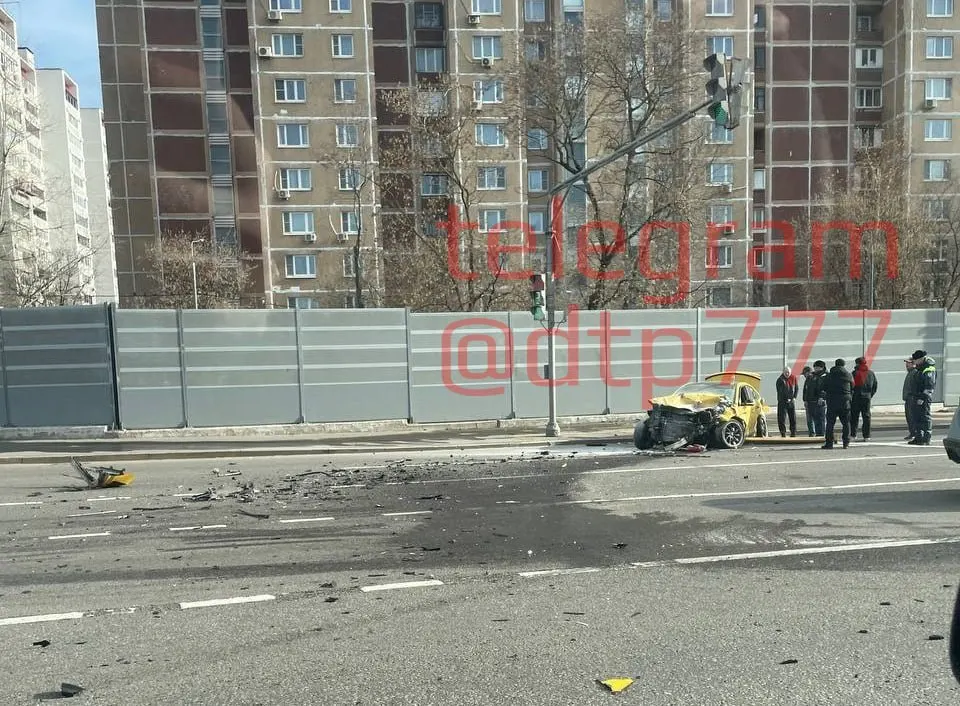 На внешней стороне МКАД на участке в районе проспекта Карамзина произошла крупная автоавария: столкнулись четыре автомобиля, в том числе такси; пострадал водитель такси, одна машина загорелась.