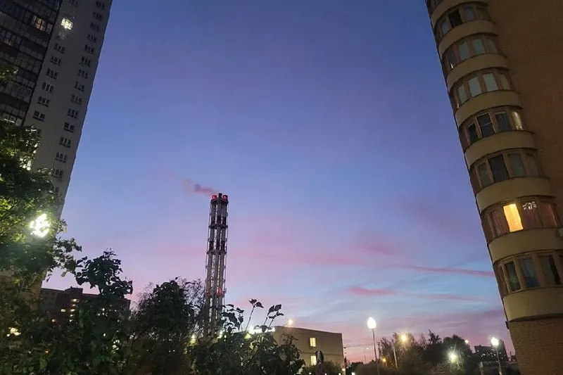 В Москве вечернее небо после сумерек заиграло яркими красками: от розового к фиолетовому и последующее огненно‑красное сияние — серия кадров над столицей.