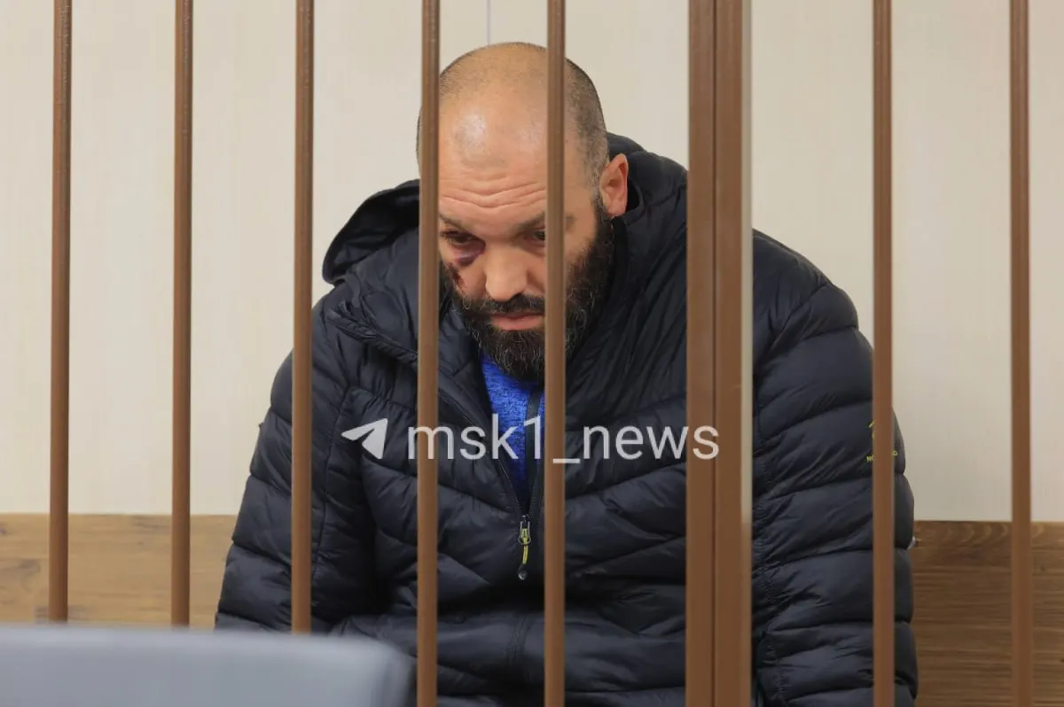 Подозреваемого в убийстве предпринимательницы Елены Ц. и её дочери доставили в суд; решается вопрос о мере пресечения.