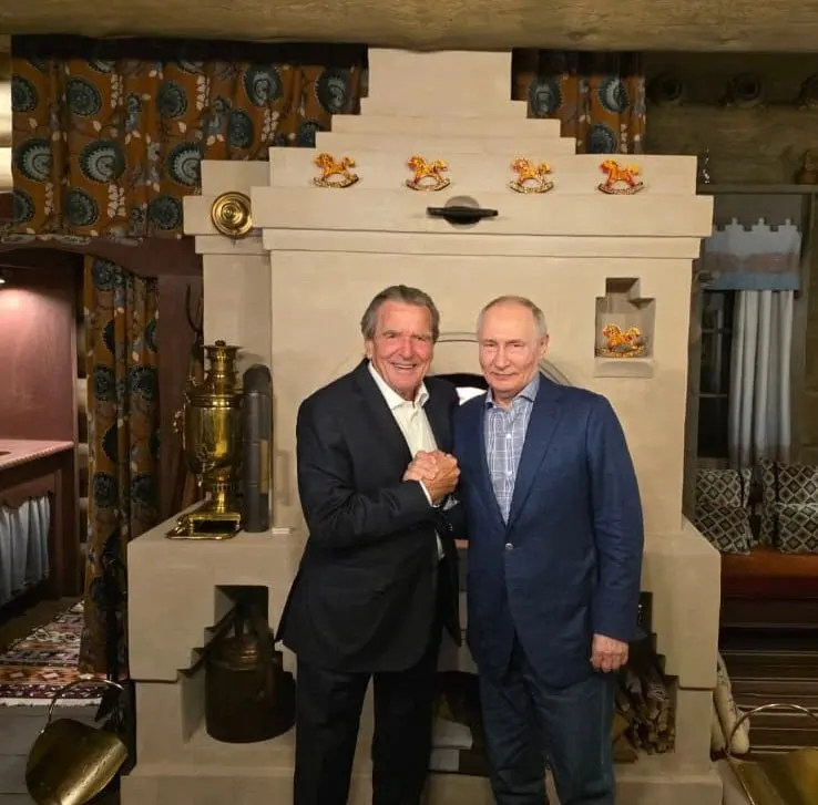 Герхард Шрёдер прибыл в Москву по делам корпорации «Глобус», где он занимает место в наблюдательном совете, и встреча с Путиным ожидается во время его визита.