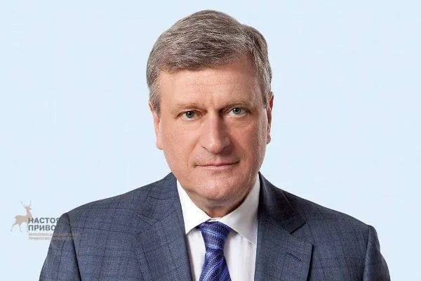 Экс-губернатор Кировской области задержан по делу о взятке на 80 млн рублей; арестованы два его заместителя.