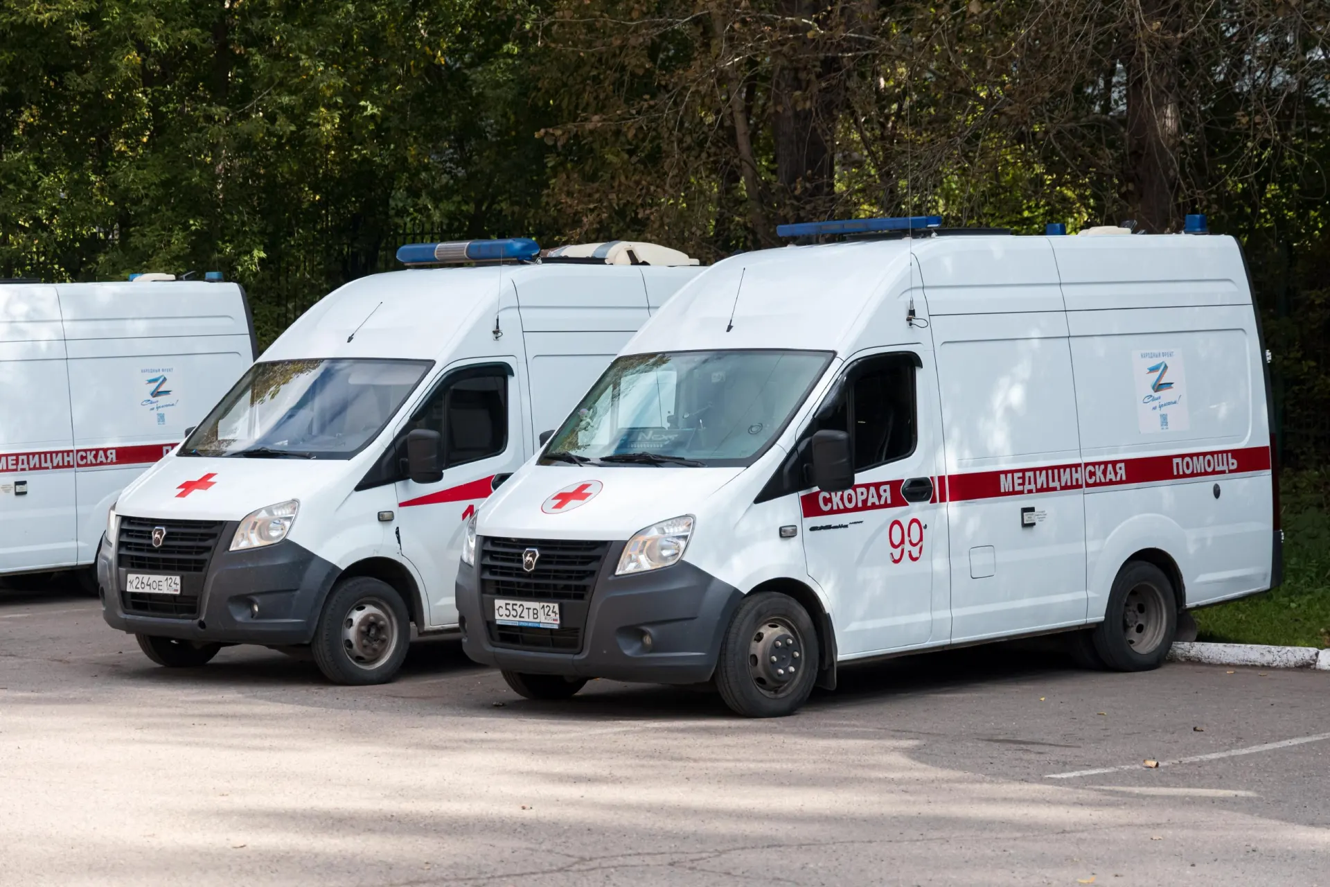 После ударов дронов во Подмосковье вспыхнули автомобили, поврежден жилой дом; погиб мужчина. Медики оказывают помощь местной жительнице.