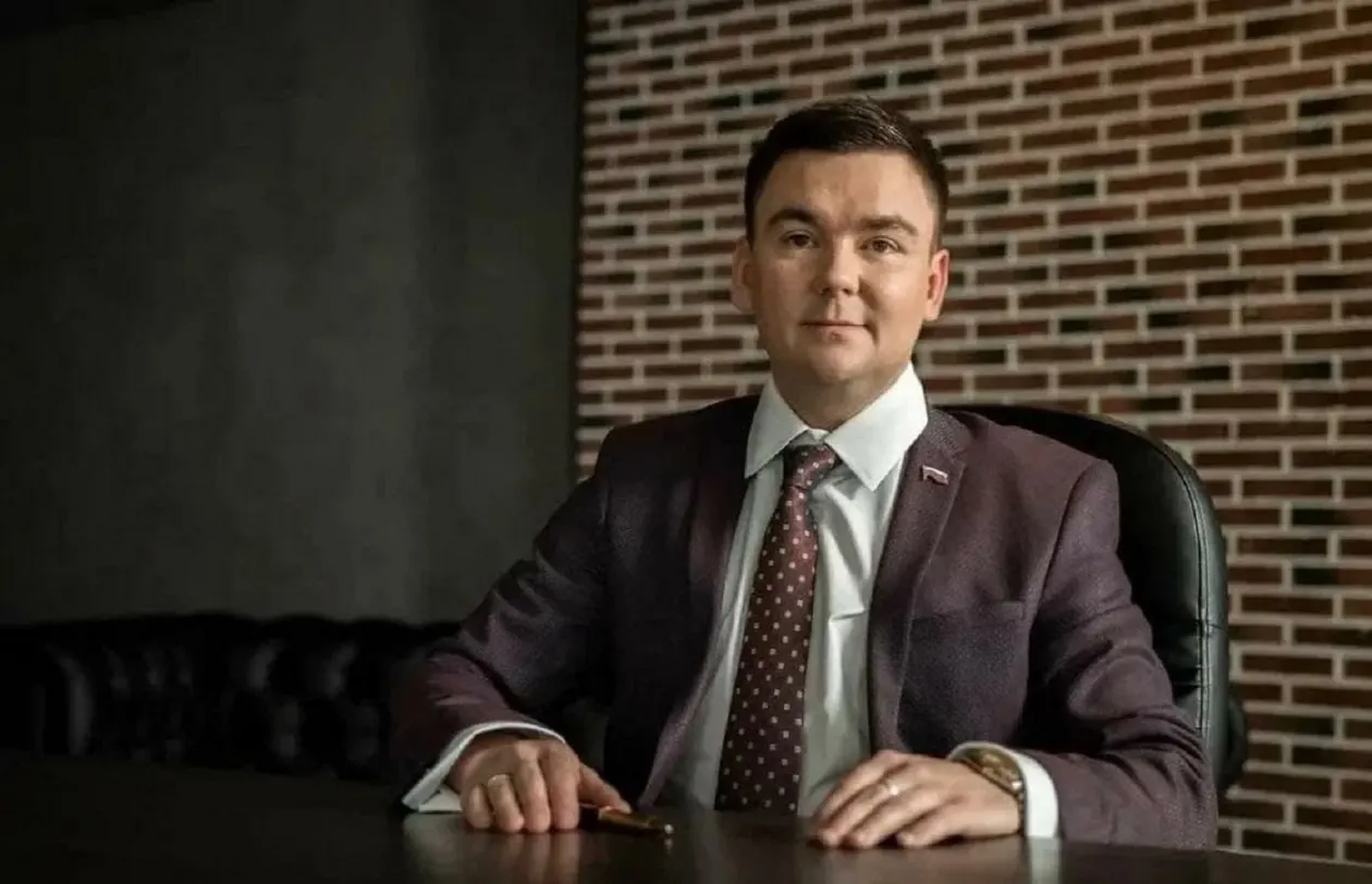 Расследование международной группы указывает на схему использования северокорейской рабочей силы на российских предприятиях под видом студентов, с серьёзными нарушениями санкций.