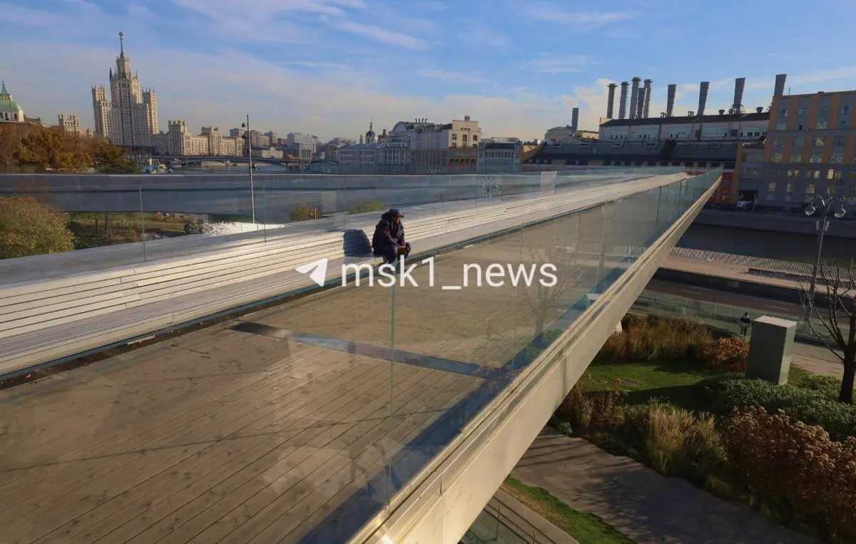 В Москве закрыли Парящий мост в парке Зарядье; решение принято по указанию администрации и ФСО.