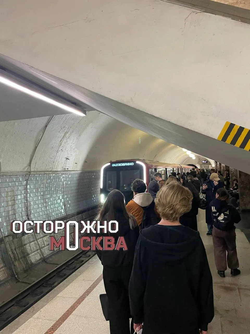 На Замоскворецкой линии метро на станции Новокузнецкая мужчина упал на путях; движение поезда возобновлено после подъема на платформу.