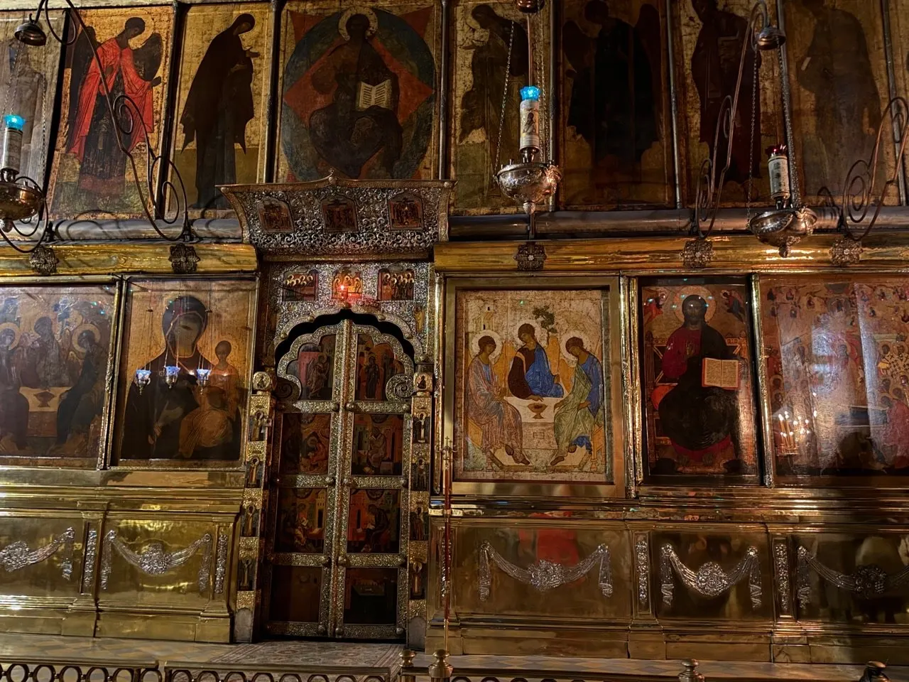 Икону Андрея Рублева «Троица» вернули на место в Троице-Сергиевой лавре; во время обследования витрины икону заменяли копией.