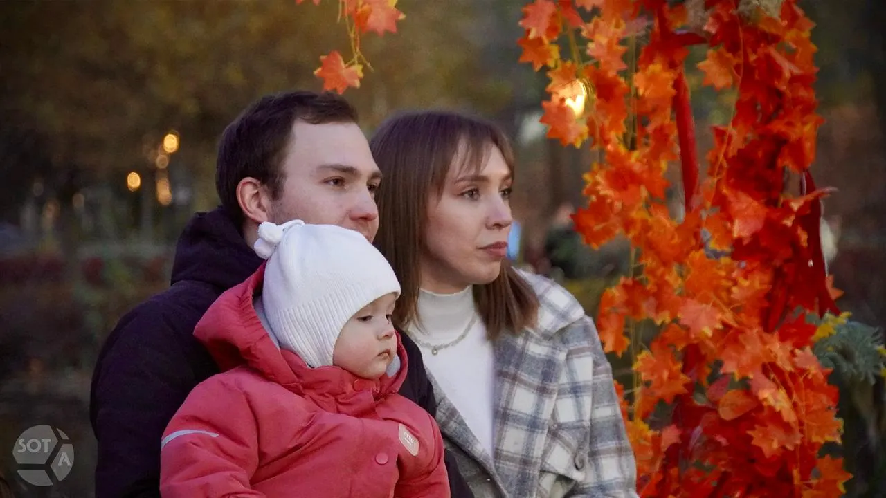 На ВДНХ идёт завершающий день осеннего фестиваля: гости наслаждаются лодочками из тыквы, мастер‑классами и игрой в Мафию.