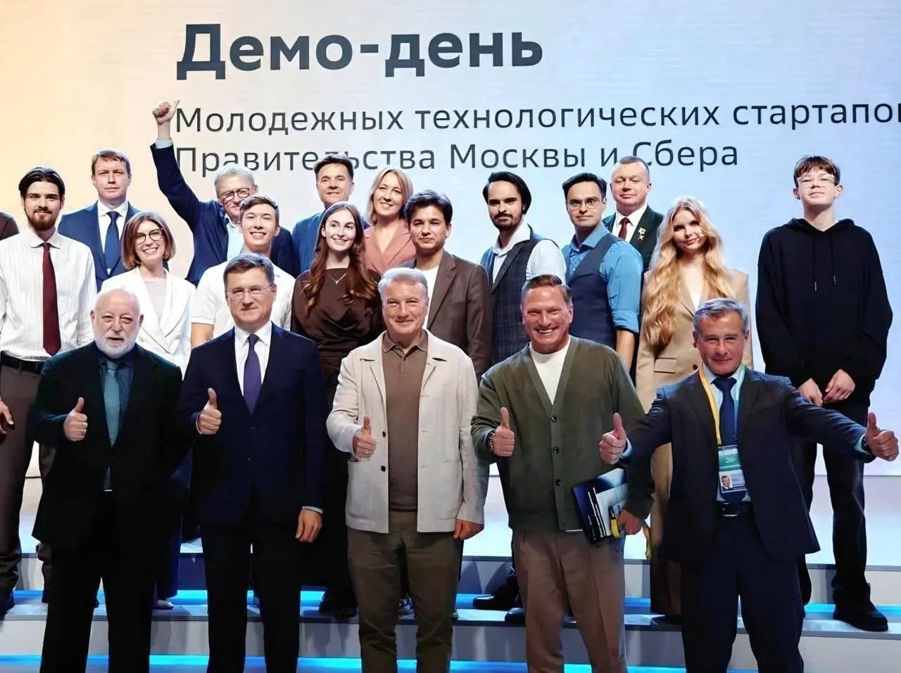 Из примерно двух тысяч заявок в финал вышло десять команд, среди которых юный Федор Степин с ИИ‑платформой «История Live». Обещаны пилоты и финансирование.