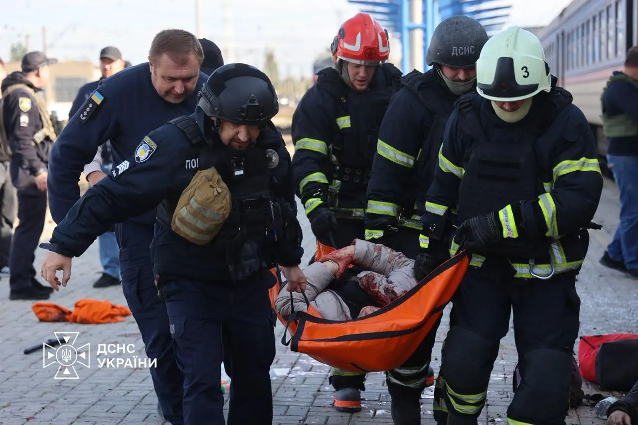 Задерживаются и отменяются рейсы в московских аэропортах; на вокзале в Украине погибли люди.
