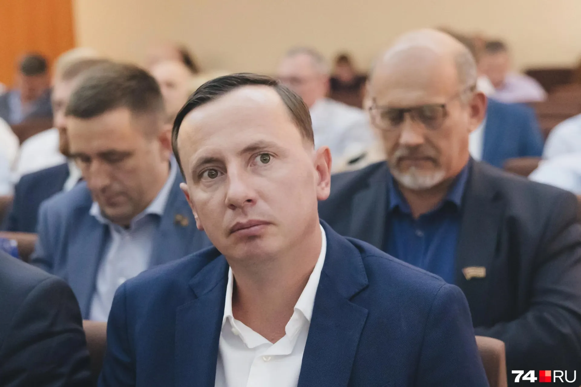 Иск прокуратуры и решение суда по делу с квартирой привели к пересмотру причины ухода депутата; суд частично удовлетворил иск на 16,4 млн рублей; уход попадает в реестр на пять лет.