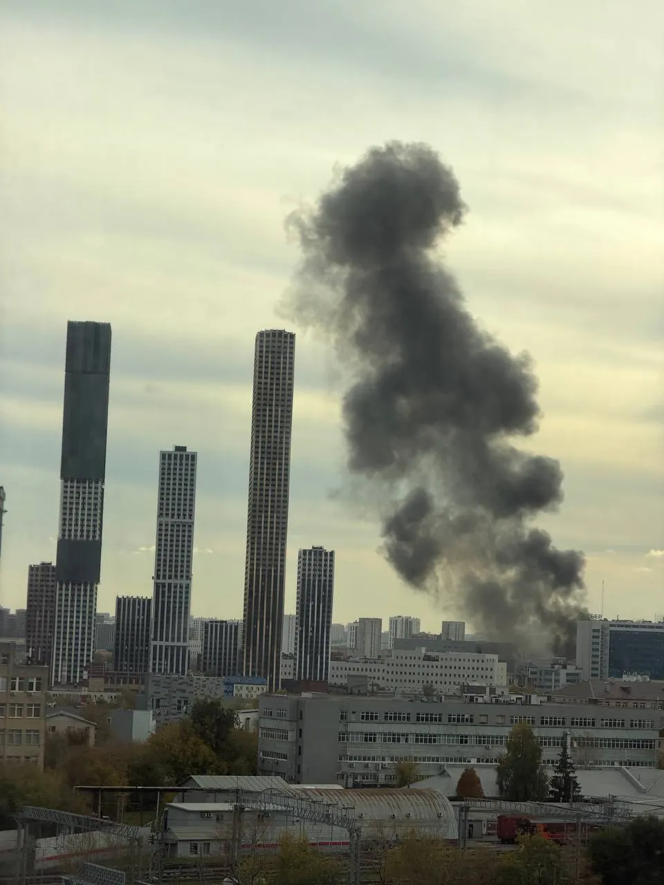 Пожар на складах зафиксирован в Нагатинской пойме. Очевидцы сообщают о видимом столбе дыма, помощь в виде фото и видео приветствуется.