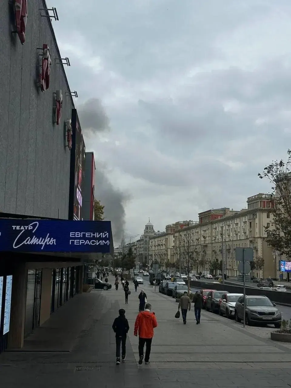 Пожар на кровле административного здания возле станции Баррикадная локализован до приезда МЧС; очаг устранён.