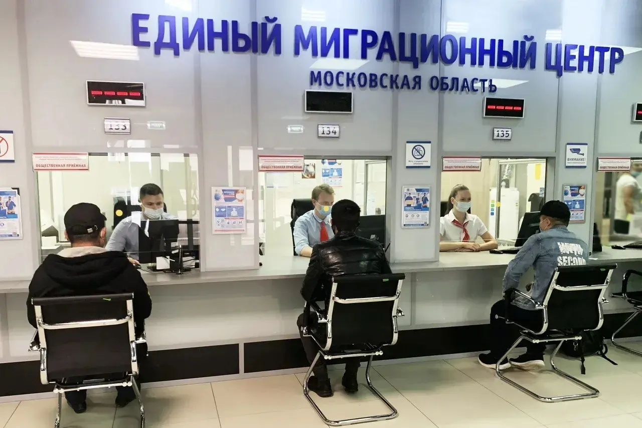 Правительство снизило квоту на выдачу разрешений на временное проживание иностранцам на 2027 год; регионы Москвы и соседних областей получают меньшие квоты на РВП, политика миграции ужесточается.