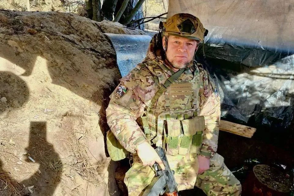 Президент России передал активы французского Tarkett и четырех крупных предприятий во временное управление. Совокупная выручка за 2025 год оценивается в 53,6 млрд рублей; учредитель и генеральный директор управляющей компании — Марат Мирхайдаров, ранее занимавший должности в Забайкальском крае и служивший в военном формировании.