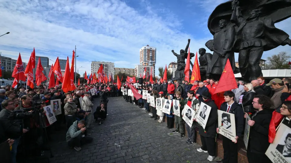 Тверской районный суд Москвы арестовал двух активистов после согласованной митинговой акции к годовщине расстрела Белого дома; задержания продолжились, участники требуют освободить политзаключённых и прекратить репрессии.