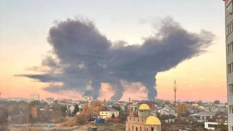 За ночь украинские беспилотники атаковали Брянскую область, Самарскую область и Москву; на территории завода возник пожар, в столичном регионе введены ограничения на полёты.