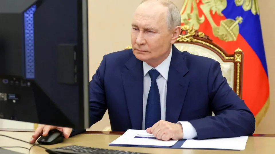 Президент призвал усилить влияние государства на работу соцсетей в целях безопасности; обсуждаются законопроекты по идентификации несовершеннолетних и ограничению доступа к контенту.